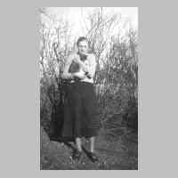 076-0007 Ruth Gottschall aus Plibischken im Jahre 1939 mit ihrer Katze.jpg